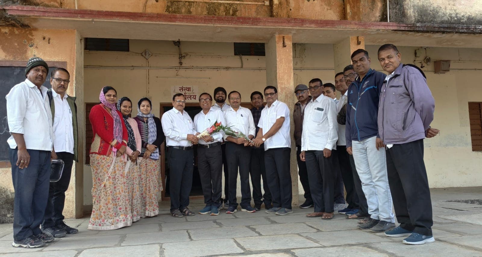 टीईटी यशाबद्दल गौरवोद्गार! श्री. एन. वाय. साळुंखे सर व श्री. योगेश विजय पांने सर यांचे मारव डमुख्याध्यापक, शिक्षक व शिक्षकेतर कर्मचाऱ्यांकडून अभिनंदन 🎉