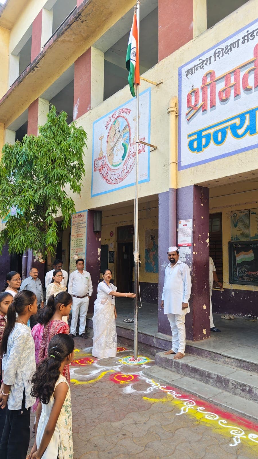 डी आर कन्या शाळेत  आज महाराष्ट्र दिवस साजरा करण्यात आला...