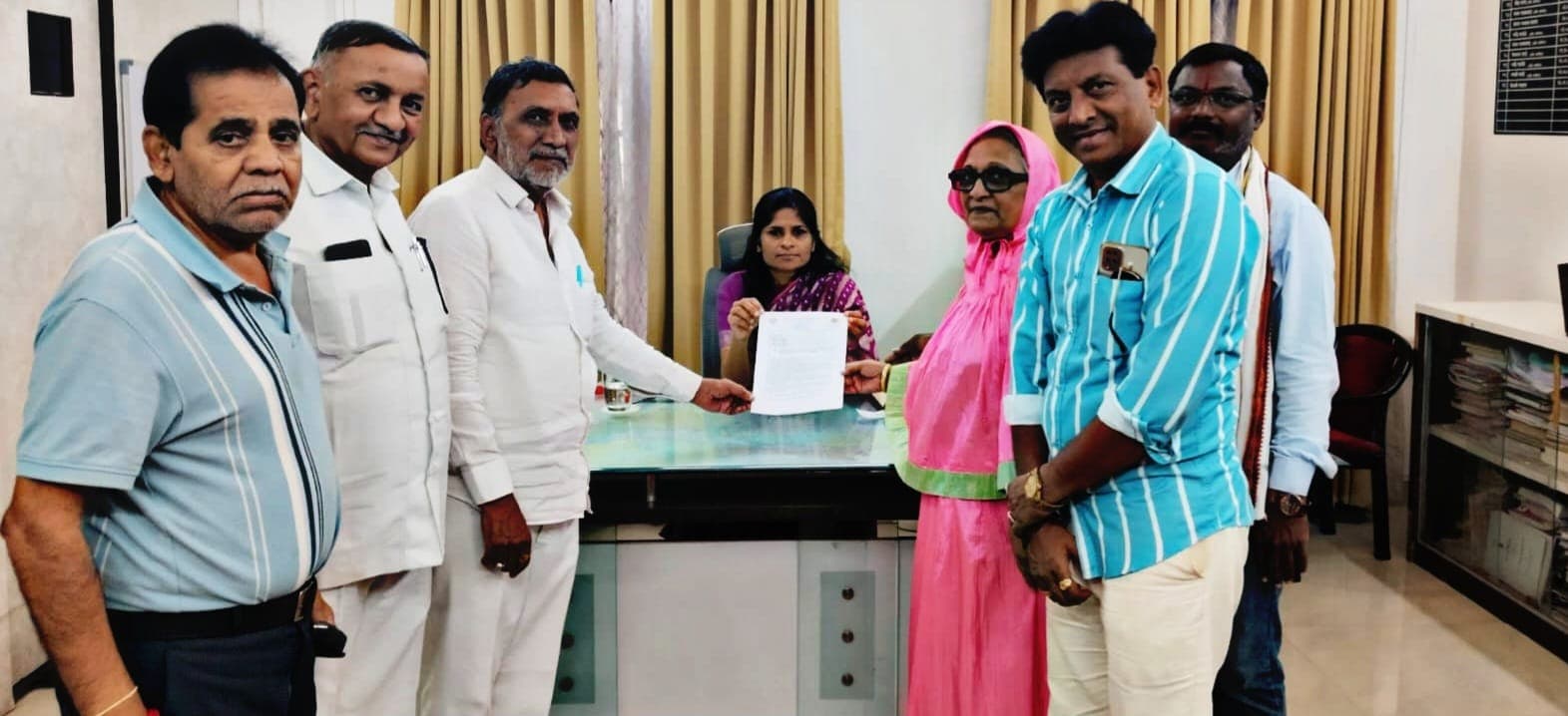 "वस्तूवर उत्पादन खर्च छापण्याचे बंधन घाला"; डॉ. अनिल देशमुख यांच्या नेतृत्वात केंद्राला निवेदन.